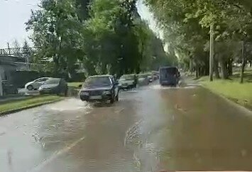 В Харькове образовалась "судоходная" улица, но коммунальщики Кернеса не хотят мокнуть