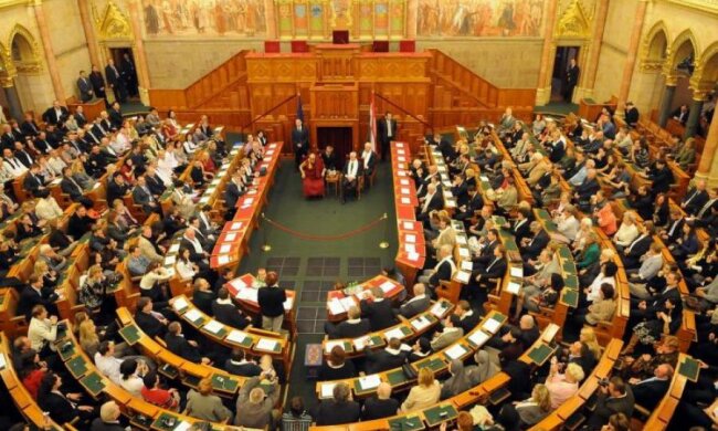 Угорщина надумала поставити крапку в євроінтеграції України