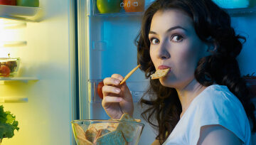 Голод, еда, ест ночью