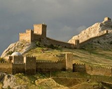 Одна з веж Генуезької фортеці впала в окупованому Криму