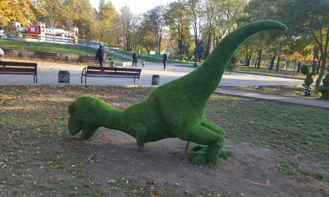 Вандали повалили фігурку динозавра в Запорізькому парку, фото: соціальні мережі