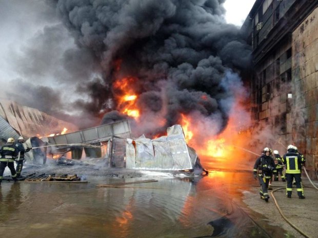 У Софии начался страшный пожар: фото из центра Киева