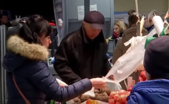 Овощи в супермаркете. Фото: скриншот Youtube