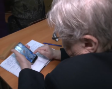 Пенсионерка со смартфоном. Фото: скрин youtube