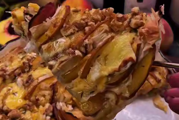 Рецепт, який змусить включити духовку зараз: пиріг з персиками з тіста філо