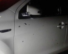 Машину "прошило" осколками через вибух у Києві (фото)