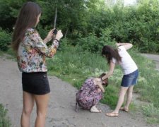 Малолітні звірі: бійка школярок жахнула своєю жорстокістю