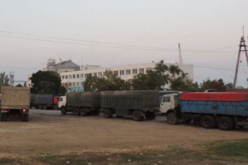 Колона російських вантажівок вивозить з Криму зерно 