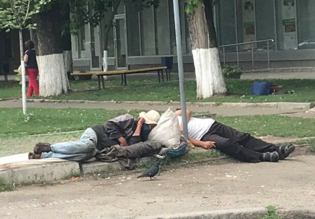 В Харькове бездомные устроили  "хостел" под ногами у людей - зато на свежем воздухе