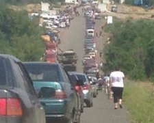 Мешканці Донбасу стоять в чергах на блокпостах по 12 годин (фото)
