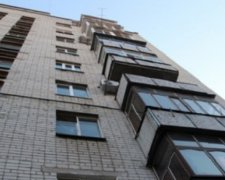У столиці чоловік чудом вижив після падіння з 11 поверху
