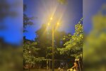 Вуличний ліхтар біля дитячого майданчика в Дніпрі