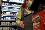 Запорожанка напялила пакет на голову вместо маски - шах и мат, вирус