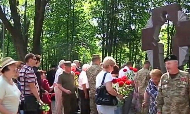 В Кривом Роге осиротевшая мать погибшего при крушении самолета десантника зажгла 49 лампад, рыдает вся Украина - "Мама всех Ангелов ИЛ-76"