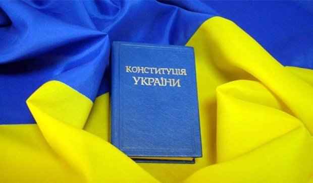 Изменения в Конституции: неопределенность,  опасность и Донбас без статуса