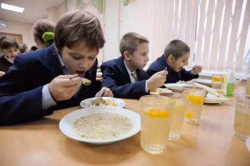 Гроші не пахнуть? Під Києвом школярів годують продуктами «з душком», - відкати вражають