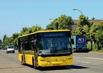 Автобус Київпастранс на маршруті у Святошинському районі
