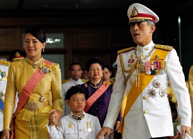 Король Таиланда женился на своем генерале: полная безопасность
