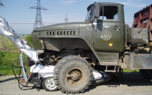 Навстречу смерти: авто с женщинами и ребенком влетело под военный грузовик