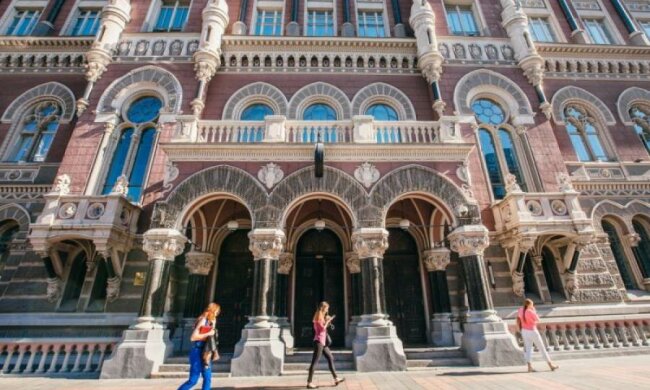 Курс валют на 4 серпня: НБУ опустив гривню на дно