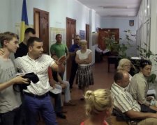 Извинись, или мы тебя задавим: депутаты начали войну против  школьника