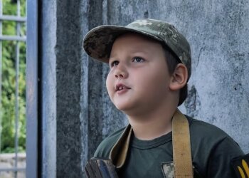 7-летний школьник из Сум охраняет военкомат. Фото скриншот из Youtube