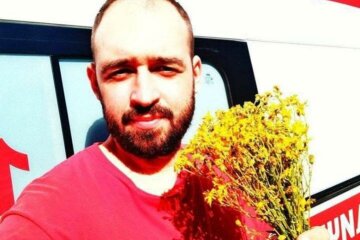 Під Дніпром крихітка торгує посеред дороги, щоб заробити на мрію: "Не проїжджайте повз"
