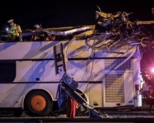 В Боливии переполненный автобус расплющился об скалу