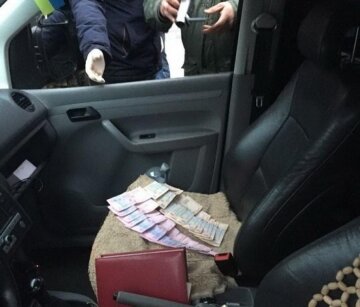 Копа-хабарника спіймали на гарячому