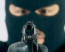 Чоловік виніс з банку 600 тис.грн і залишив шоколадку