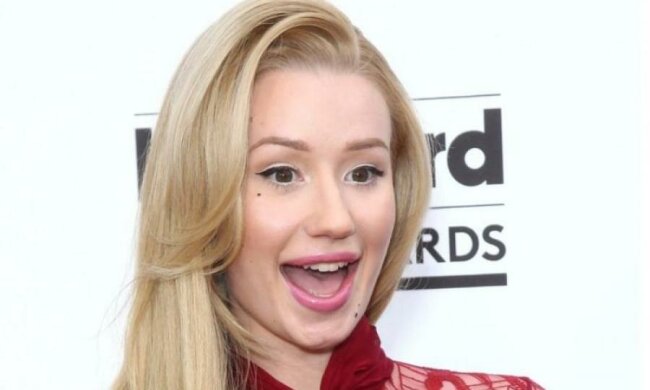 Голая певица с сумочкой лишила фанатов сна: пикантные фото