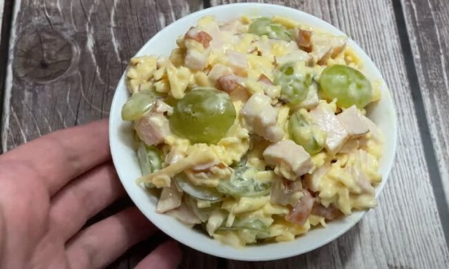 Салат с виноградом и курицей. Фото скриншот из Instagram