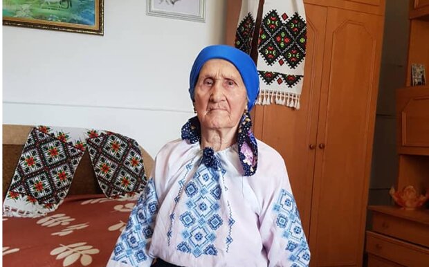 100-летняя прикарпатка раскрыла тайну долголетия: отгоняет смерть улыбкой и крючком