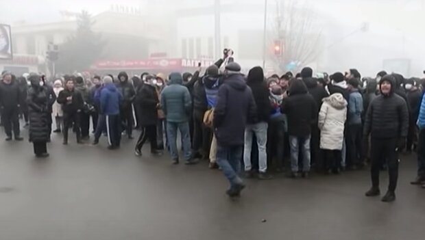 Протесты в Казахстане, скриншот: Youtube