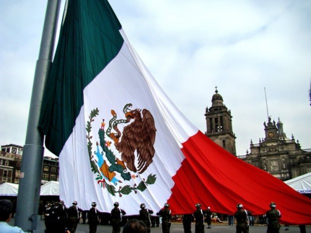 Мексиканский солдат на флаге взлетел на 30 метров (видео)