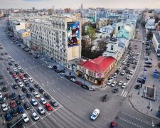 Москву парализовала пробка из черных "кубиков"