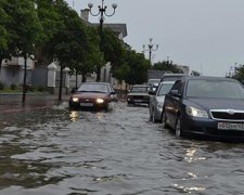 Нічний шторм затопив керченські вулиці (фото, відео)
