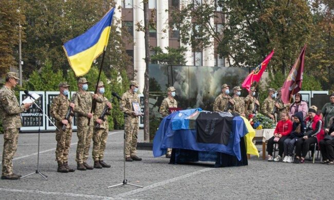 У Дніпрі попрощалися із загиблим героєм АТО - помер під час пожежі під Луганськом