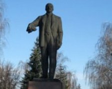 З селища Харківській області «пішов» ще один Ленін (фото)