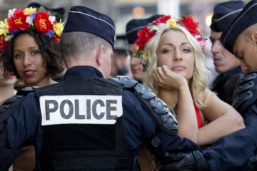 Обнаженная "яжемать" из Femen показала Папе Римскому, как кормить ребенка: видео
