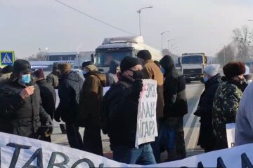 У Полтаві перекрили трасу, кадр з відео