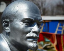 По чем Ленин для народа: в Киеве болельщикам "Ливерпуля" впаривают вождя
