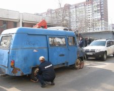 Машини з київських дворів викинуть на звалища (фото)