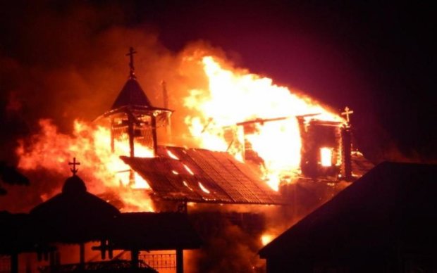 Только пепел остался: в Киеве отомстили Московскому патриархату "благодатным огнем"