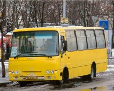 У Києві невідомі напали на водія маршрутки і пасажирів: заблокували і залили газом