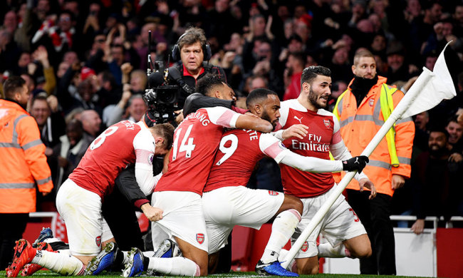 Дорогий алкоголь, звеселяючий газ і 70 дівчат: зірки Арсеналу влаштували грандіозну вечірку