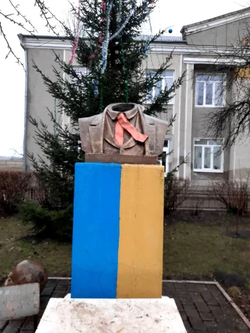 Вандали відрізали голову пам'ятнику Шевченку: blitz.if.ua