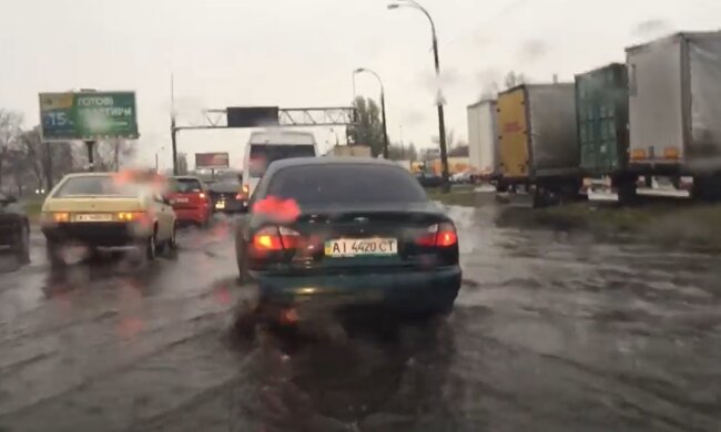 Кидай машину і хапай човен: Київ потопає в погодних примхах, відео з водною стихією потрапили в мережу