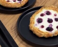 Сирні ватрушки з ягодами: фото скрін рецепту