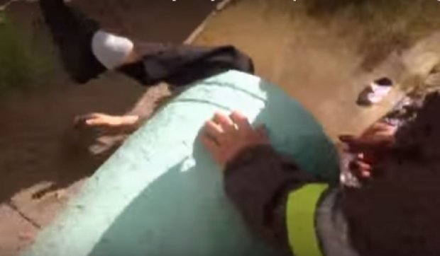 Спасатели достали первоклассника из бетонной урны (видео) 